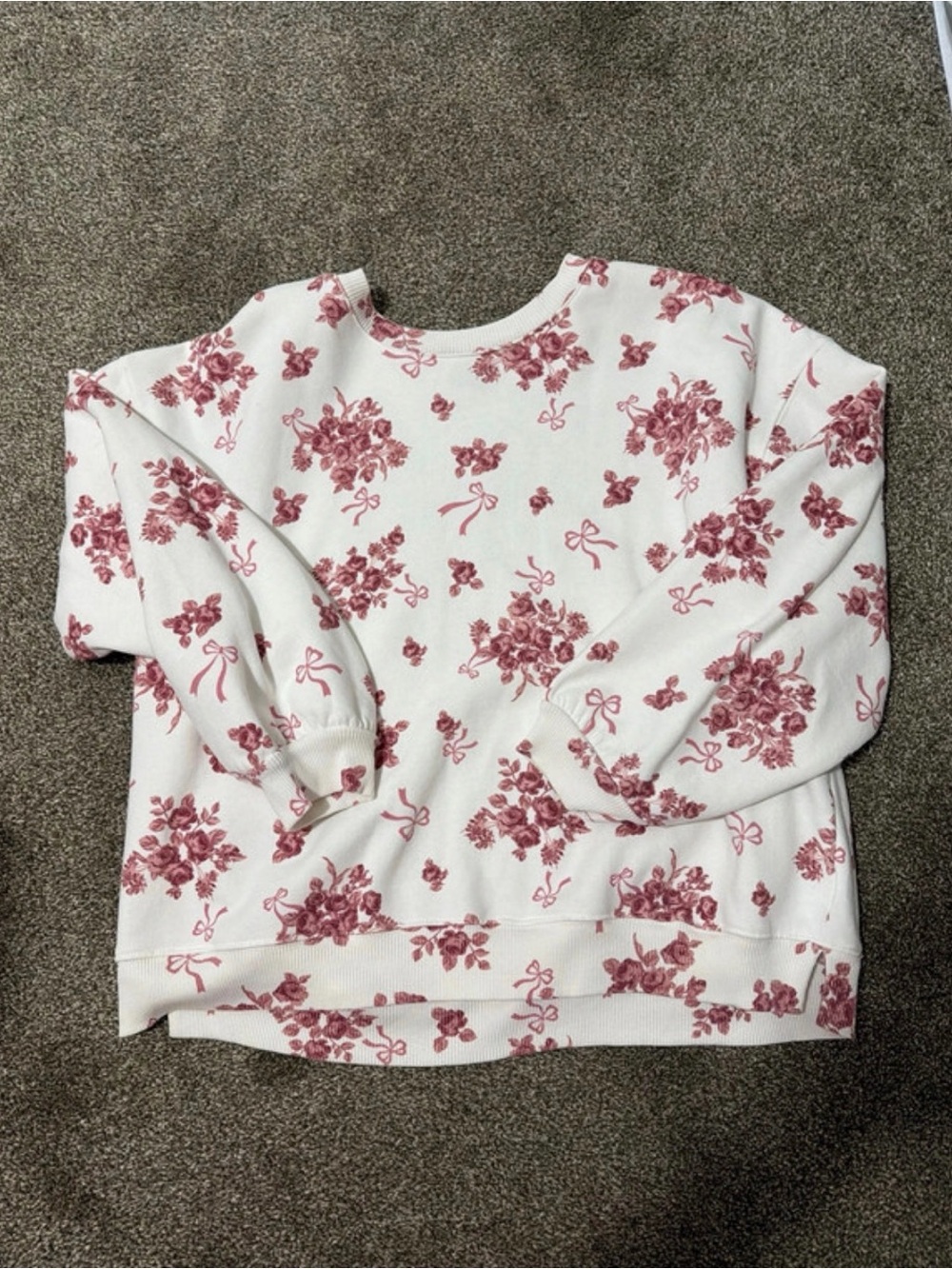 Francesca's Collections Cream Sweatshirt with Rose Bouquet Print
